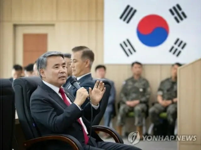 30日、長距離地対空ミサイル（LSAM）の試射後、記者団の質問に答える韓国の李鐘燮国防部長官（同部提供）＝（聯合ニュース）