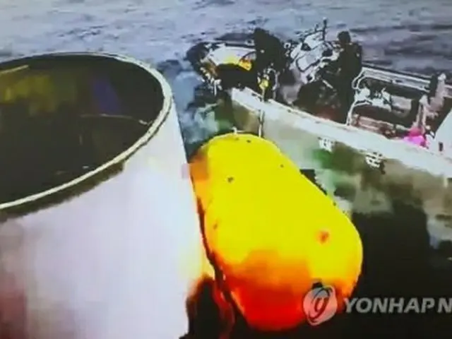 黄海に落下した北朝鮮の発射体の一部とみられる物体（合同参謀本部提供）＝（聯合ニュース）≪転載・転用禁止≫