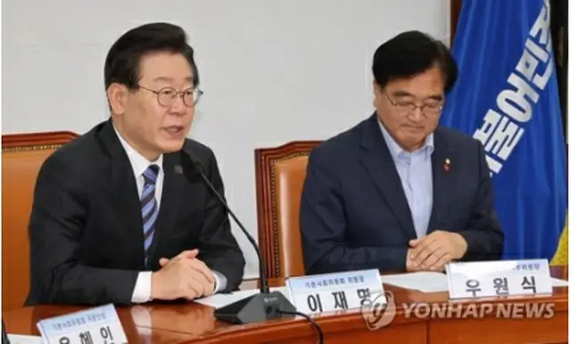 共に民主党の李在明（イ・ジェミョン）代表（左）＝１日、ソウル（聯合ニュース）