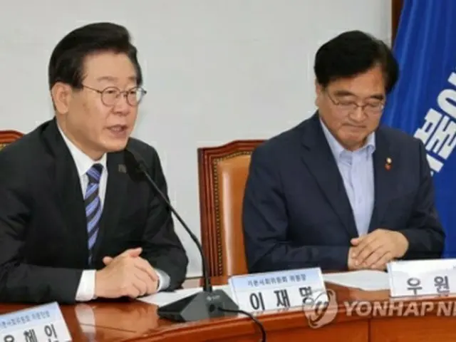 共に民主党の李在明（イ・ジェミョン）代表（左）＝１日、ソウル（聯合ニュース）