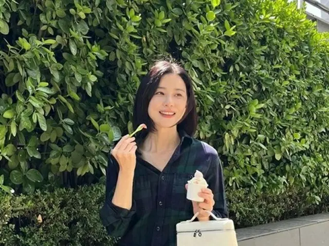 女優イ・ボヨン、アイスを食べる姿も清純そのもの…夫チソン「僕も食べる！」（画像提供:wowkorea）