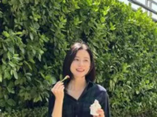 女優イ・ボヨン、アイスを食べる姿も清純そのもの…夫チソン「僕も食べる！」