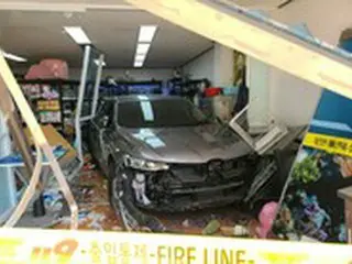 ガラスが「ガシャン」...バックで商店に突っ込んだ60代飲酒運転者＝韓国