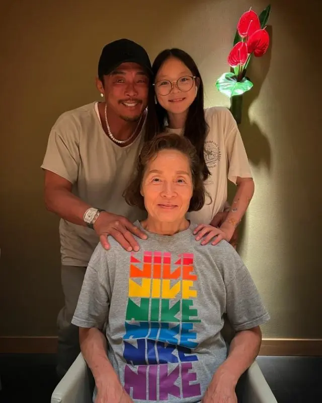 “4月に父が死去”秋山成勲、誕生日を迎えた母の健康を祈る「おかん長生きしてね」…サランちゃんと認証ショット（画像提供:wowkorea）