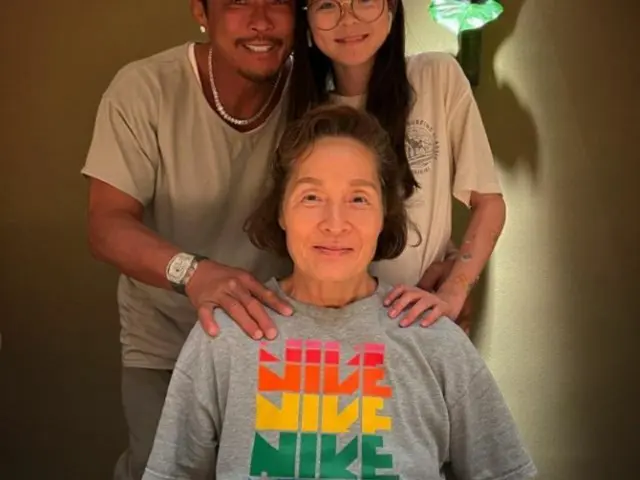 “4月に父が死去”秋山成勲、誕生日を迎えた母の健康を祈る「おかん長生きしてね」…サランちゃんと認証ショット（画像提供:wowkorea）