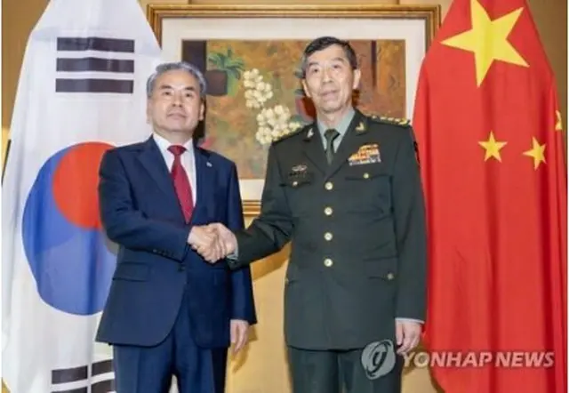 韓国の李鐘燮（イ・ジョンソプ）国防部長官（左）は３日、アジア安全保障会議（シャングリラ会合）のため訪れたシンガポールで中国の李尚福国務委員兼国防相と会談した。会談前に握手を交わす両氏＝（聯合ニュース）