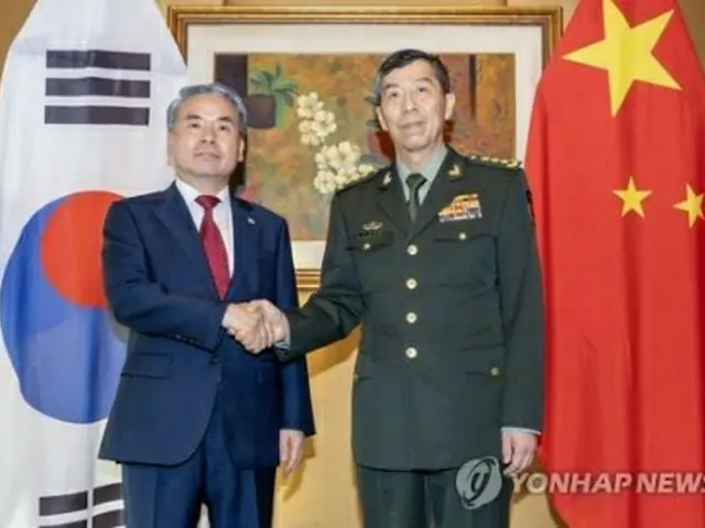 韓国の李鐘燮（イ・ジョンソプ）国防部長官（左）は３日、アジア安全保障会議（シャングリラ会合）のため訪れたシンガポールで中国の李尚福国務委員兼国防相と会談した。会談前に握手を交わす両氏＝（聯合ニュース）