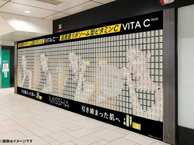 “ミシャ ミューズ”サナ（TWICE）、表参道駅に出現！サンプルを剥がして持ち帰れるピールオフ広告掲出（画像提供:wowkorea）