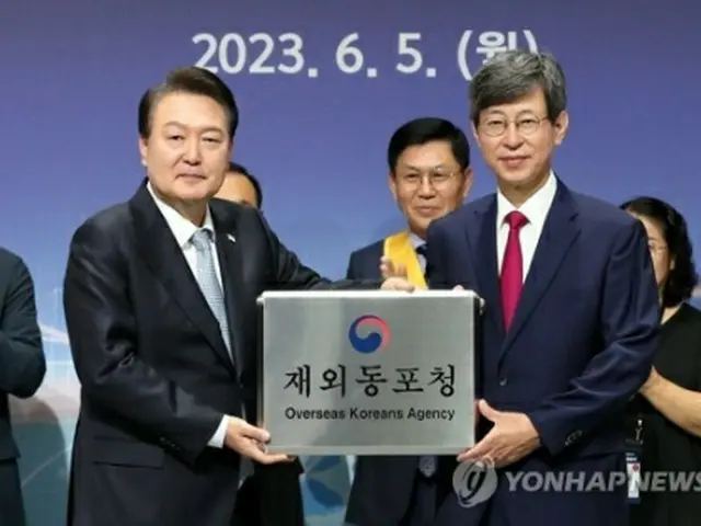 発足式に出席した尹大統領（左）と李庁長（大統領室通信写真記者団）＝5日、仁川（聯合ニュース）