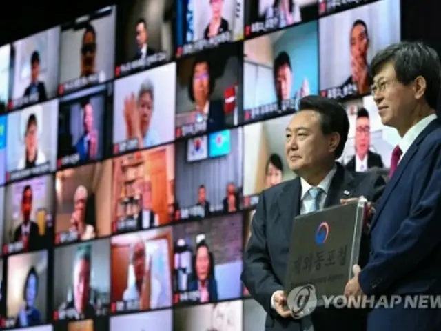 発足式に出席した尹錫悦（ユン・ソクヨル）大統領（左）と李庁長（大統領室提供）＝（聯合ニュース）≪転載・転用禁止≫