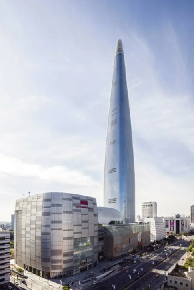 韓国ロッテグループの持株会社である「ロッテ持株」の本社があるロッテワールドタワー（画像提供:wowkorea）