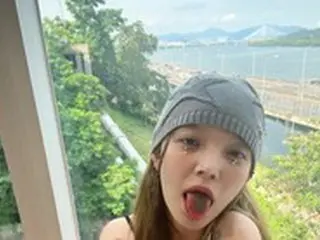 「AOA」出身のジミン、果敢なタトゥーとピアスの組み合わせ…舌を出した難解な表情