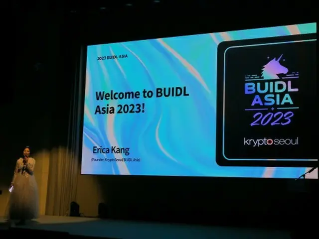 歓迎のあいさつをする主催のKryptoSeoul代表Erika KANG（画像提供:wowkorea）