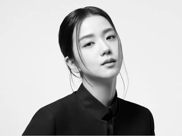 「BLACKPINK」JISOO、魅惑的な姿…モノクロを突き抜ける優雅さ（画像提供:wowkorea）