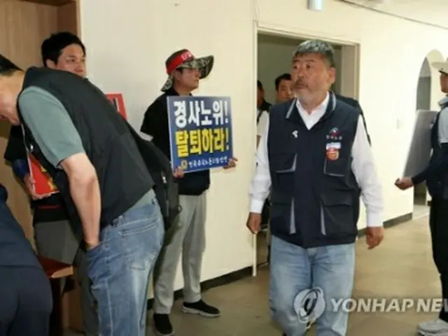 緊急中央執行委員会の会合に出席する韓国労総の金委員長＝7日、光陽（聯合ニュース）