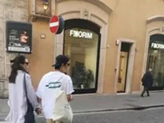 俳優ソン・ジュンギとケイティ、ローマで路上デート…手を握るプレママパパ