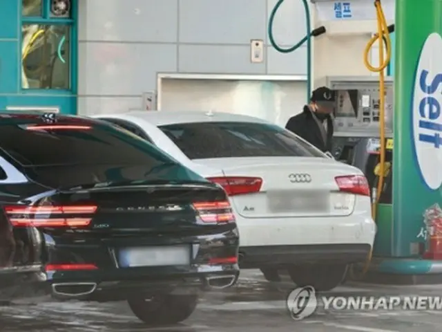 ソウル市内のガソリンスタンドで給油中の車（資料写真）＝（聯合ニュース）