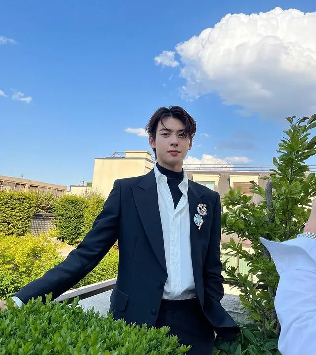 「ASTRO」チャウヌ、見とれるほどに素敵なスーツ姿公開…パリに舞い降りた天使？