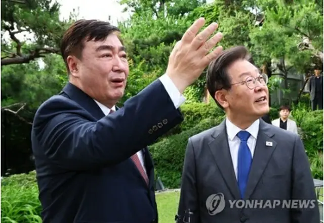中国大使公邸で面会する韓国最大野党「共に民主党」の李在明代表（右）とケイ海明・駐韓中国大使（国会写真記者団）＝８日、ソウル（聯合ニュース）