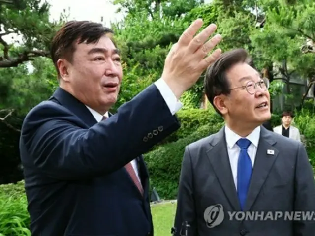 中国大使公邸で面会する韓国最大野党「共に民主党」の李在明代表（右）とケイ海明・駐韓中国大使（国会写真記者団）＝８日、ソウル（聯合ニュース）