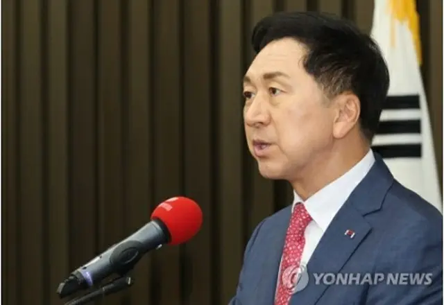 党の会議であいさつする金起炫氏＝（聯合ニュース）
