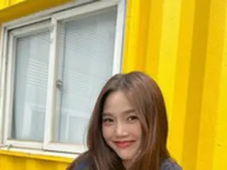 「OH MY GIRL」ヒョジョン、人形みたいなかわいい笑顔