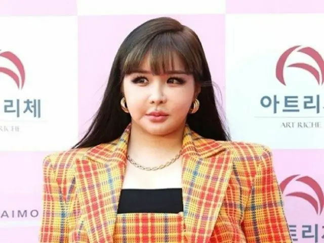 「2NE1」出身の歌手BOM、近況写真をキャッチ…ダイエットに成功？見違えるほど変わった顔のライン（画像提供:wowkorea）