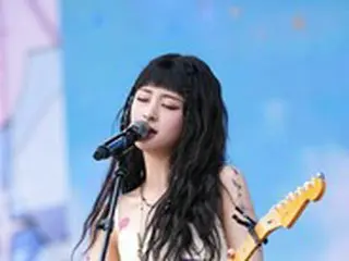 「LE SSERAFIM」のホ・ユンジン、フェスティバルに単独出演「緊張したけどいいチャンス」