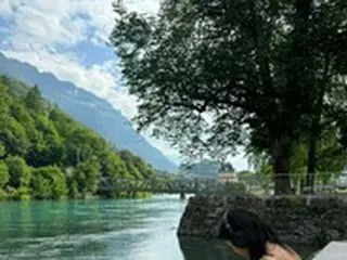 イ・ヒョリ＆イ・サンスン夫婦、スイス旅行の近況…タトゥーを大胆に見せたヒップなお姉さん