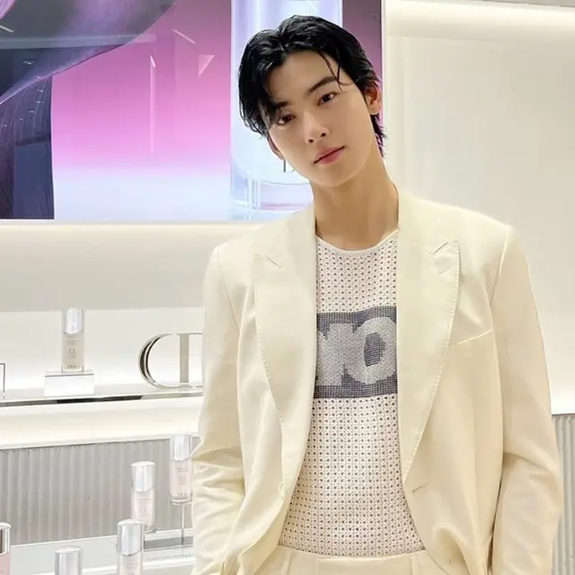 「ASTRO」チャウヌ、ホワイトスーツでいっそうさわやかなビジュアル（動画あり）