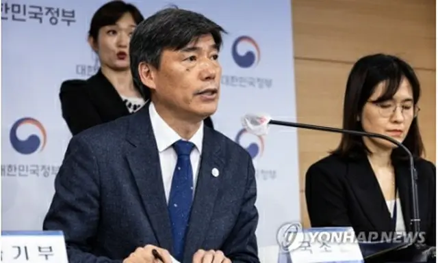 朴購然氏（左）＝（聯合ニュース）