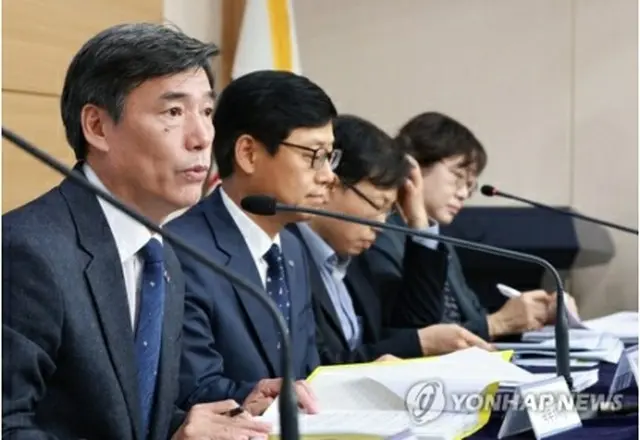 国務調整室の朴購然第1次長（左端）らによる会見の様子＝15日、ソウル（聯合ニュース）