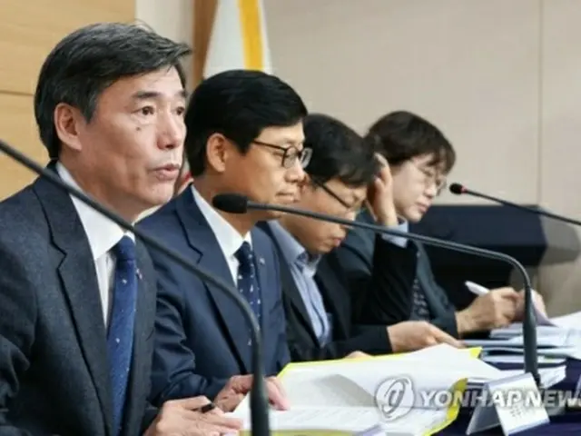 国務調整室の朴購然第1次長（左端）らによる会見の様子＝15日、ソウル（聯合ニュース）