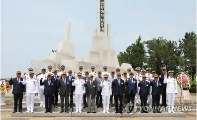 第１延坪海戦の戦勝記念碑の前に立つ式典の参列者＝１５日、平沢（聯合ニュース）