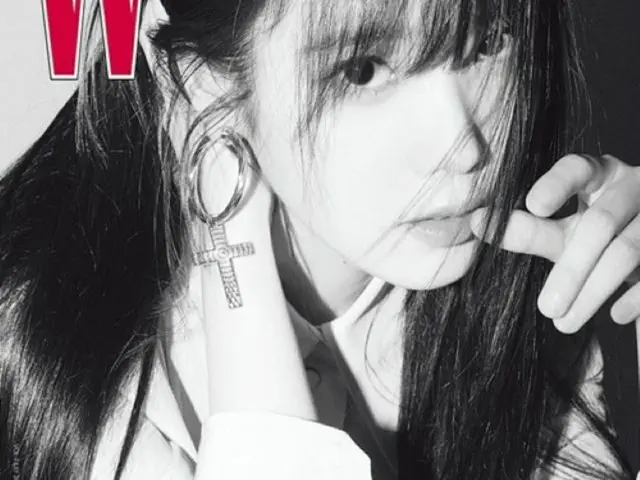 “イ・ジョンソクと熱愛中”歌手IU（アイユー）、グラビアで魅せた深まったまなざし…モノクロを突き抜ける成熟美（画像提供:wowkorea）