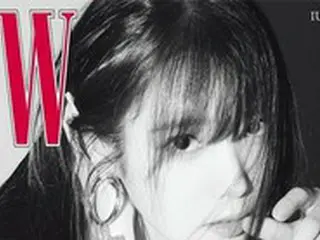 “イ・ジョンソクと熱愛中”歌手IU（アイユー）、グラビアで魅せた深まったまなざし…モノクロを突き抜ける成熟美