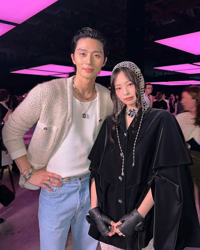 「BLACKPINK」JENNIE、東京で行われたシャネルイベントでパク・ソジュンとツーショット…韓国代表美男美女
