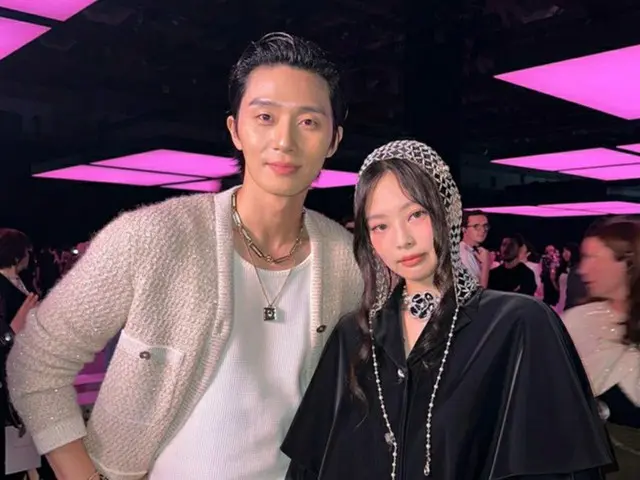 「BLACKPINK」JENNIE、東京で行われたシャネルイベントでパク・ソジュンとツーショット…韓国代表美男美女