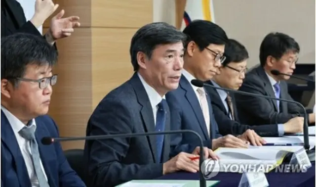 政府ソウル庁舎で会見を行う韓国国務調整室の朴購然第1次長＝16日、ソウル（聯合ニュース）