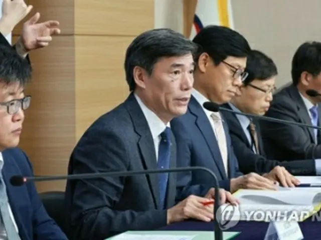 政府ソウル庁舎で会見を行う韓国国務調整室の朴購然第1次長＝16日、ソウル（聯合ニュース）