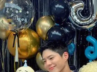俳優パク・ボゴム、誕生日を祝ってもらって幸せな笑顔…“心から感謝します”