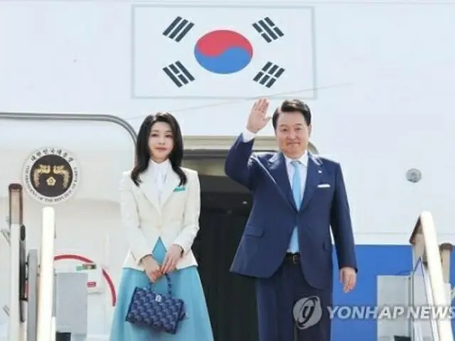ソウル空港で大統領専用機の空軍1号機に乗り込む前、あいさつする尹大統領夫妻＝19日、城南（聯合ニュース）