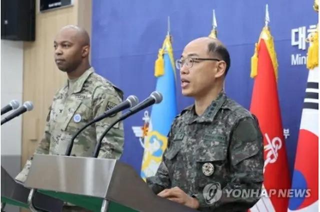 軍合同参謀本部のイ広報室長（右、資料写真）＝（聯合ニュース）