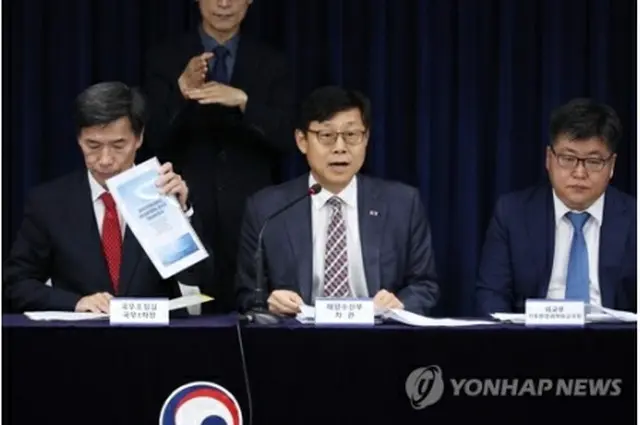 政府ソウル庁舎で会見する韓国海洋水産部の宋相根次官＝１９日、ソウル（聯合ニュース）