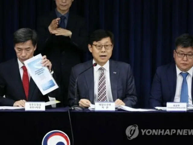 政府ソウル庁舎で会見する韓国海洋水産部の宋相根次官＝１９日、ソウル（聯合ニュース）