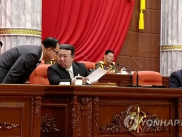 北朝鮮の朝鮮中央テレビは１９日、朝鮮労働党中央委員会第８期第８回総会が１６日から１８日まで中央委員会本部で開催されたと伝えた。趙甬元（チョ・ヨンウォン）党組織書記（左）と話をする金正恩氏（朝鮮中央テレビの映像より）＝（聯合ニュース）≪転載・転用禁止≫