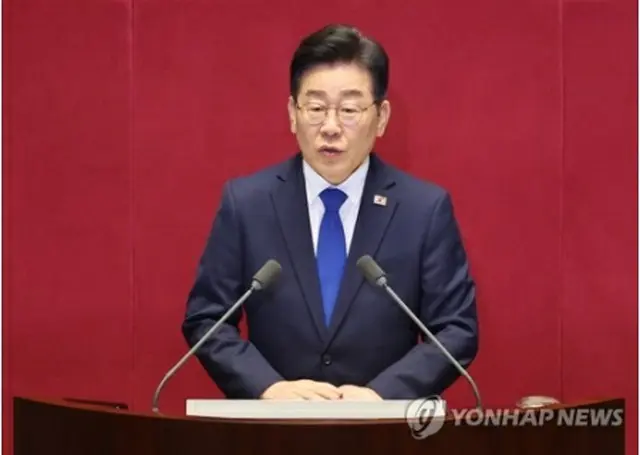 国会で交渉団体代表演説を行う韓国最大野党「共に民主党」の李在明代表＝１９日、ソウル（聯合ニュース）