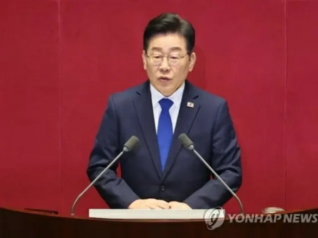 国会で交渉団体代表演説を行う韓国最大野党「共に民主党」の李在明代表＝１９日、ソウル（聯合ニュース）
