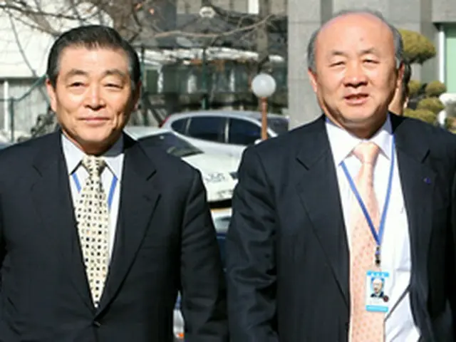 初代大統領室長に内定した柳佑益氏（右）と警護処長に起用された金仁鍾氏＝1日、ソウル（聯合）