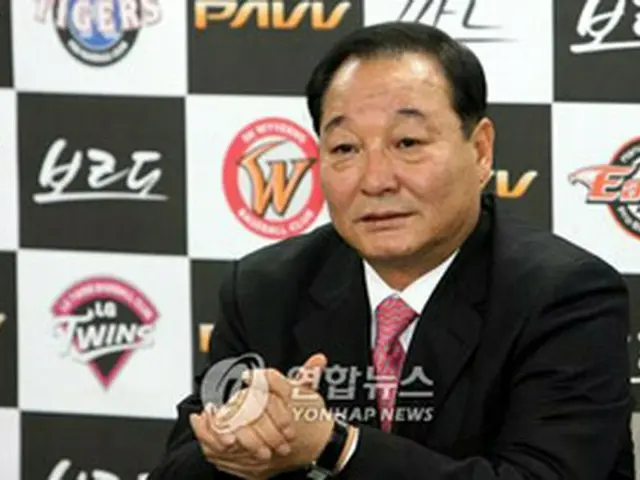 初代監督に起用された李広煥氏＝4日、ソウル（聯合）